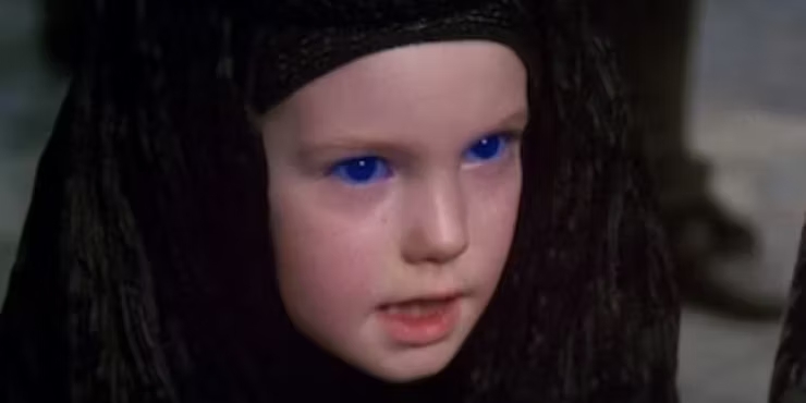 A atriz mirim que interpretou Alia Atreides em Duna (1984), encarando alguém com seus olhos azuis