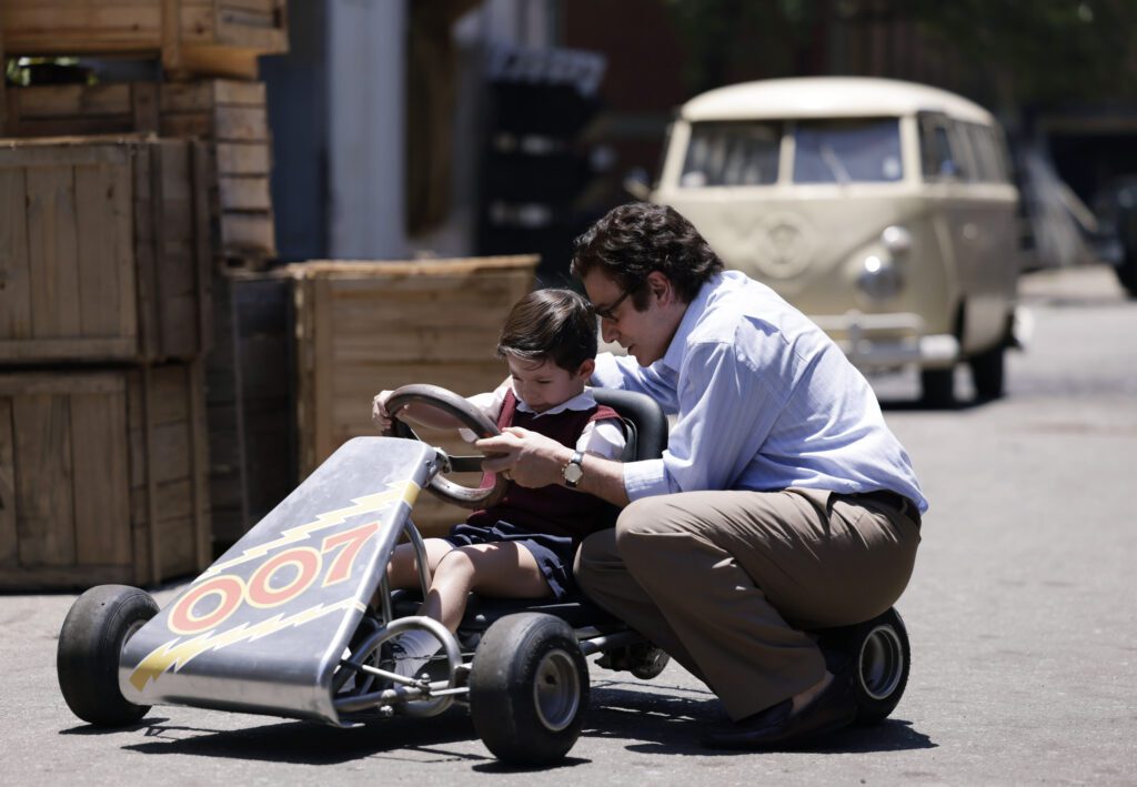 Pai de Ayrton ensinando-o a pilotar um kart em algum momento da sua infância.