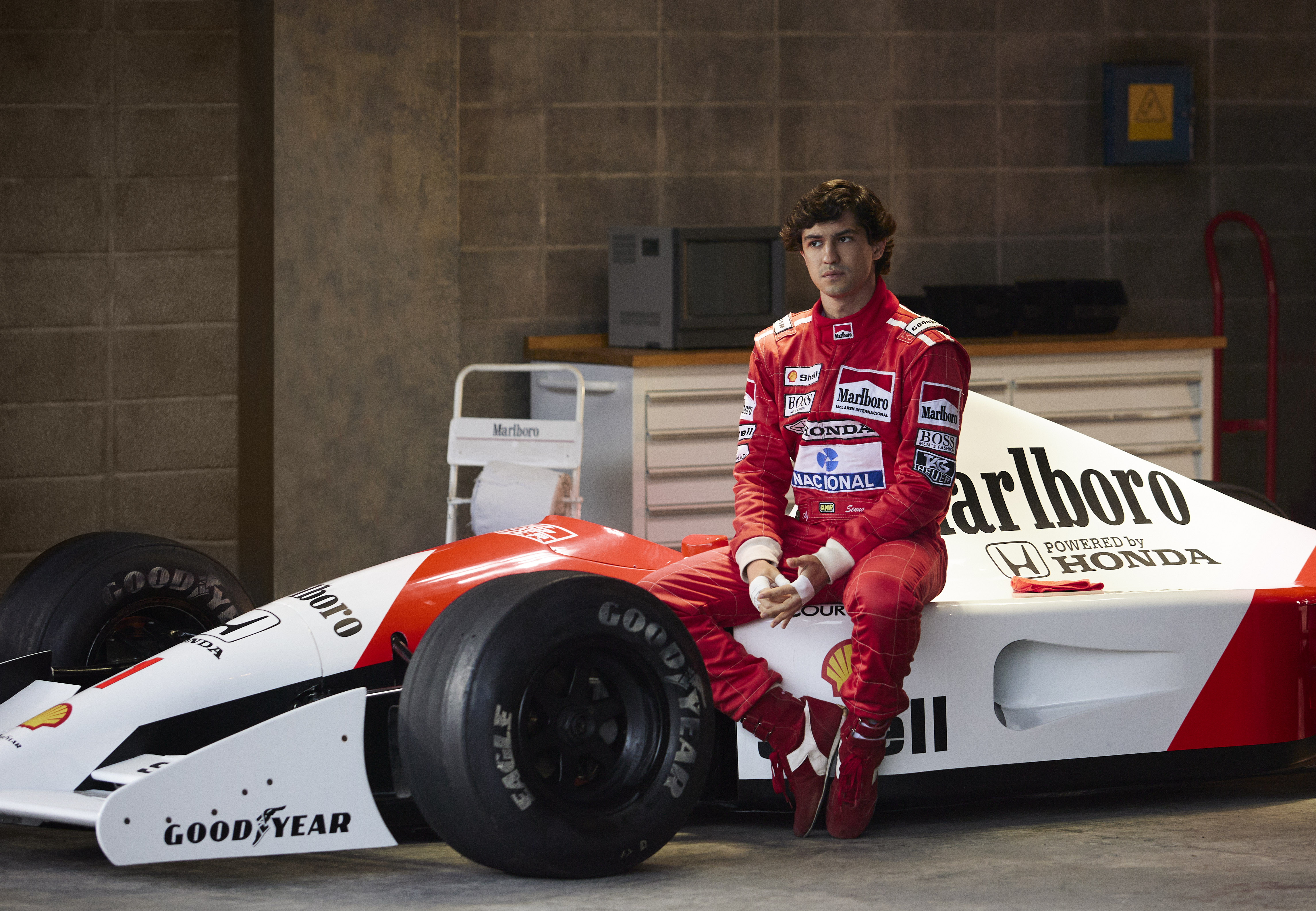 Senna sentado na carenagem de sua McLaren para uma foto oficial.