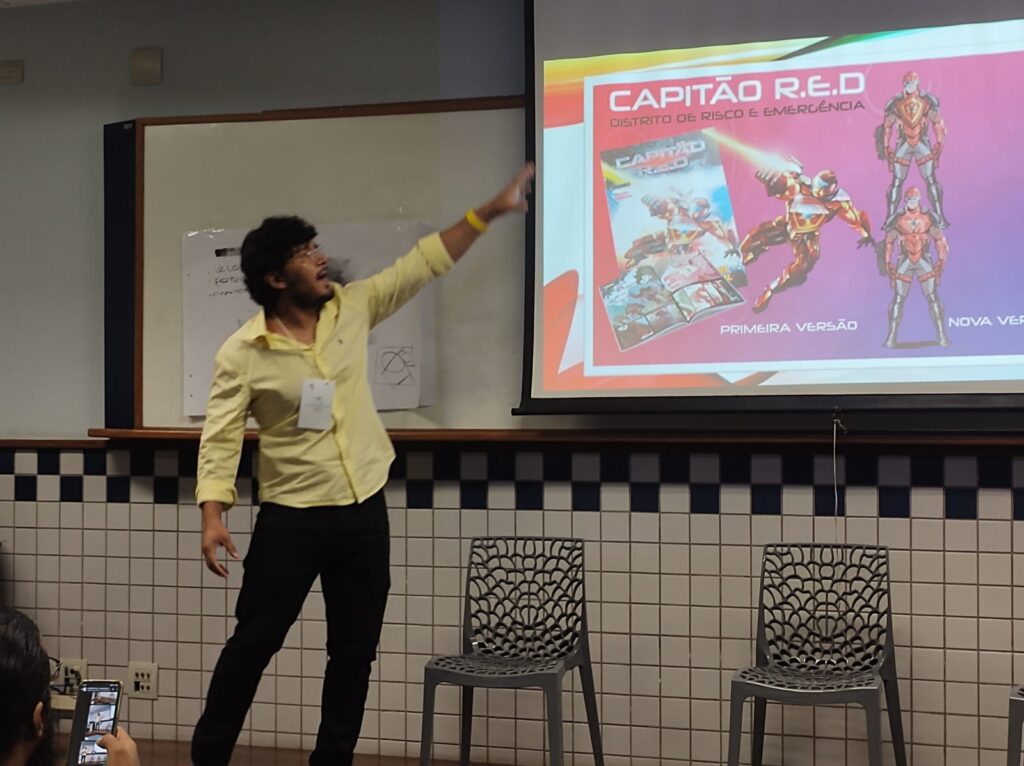 Ellyan na palestra falando sobre o seu primeiro herói brasileiro: Capitão R.E.D.