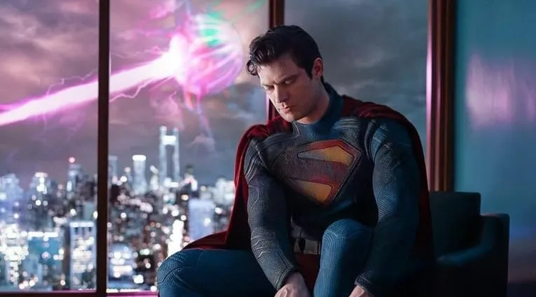 Superman: novas imagens mostram David Corenswet voando