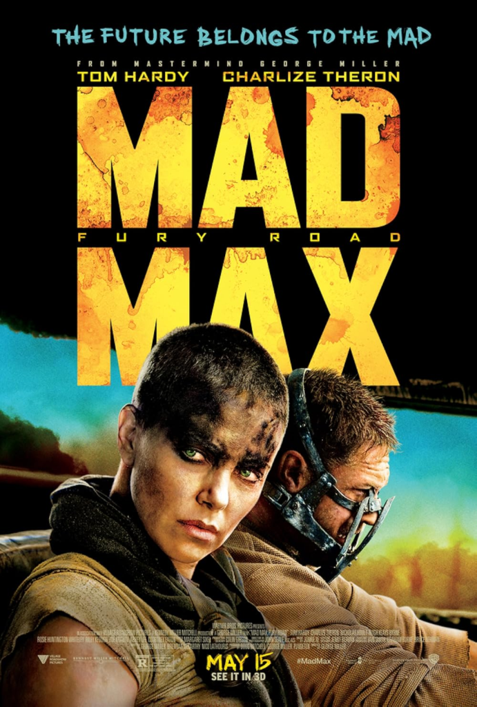 Pôster de Mad Max: Estrada da Fúria que mostra Furiosa, personagem de Charlize Theron, em primeiro plano, e Max (Tom Hardy) atrás, dirigindo um veículo.