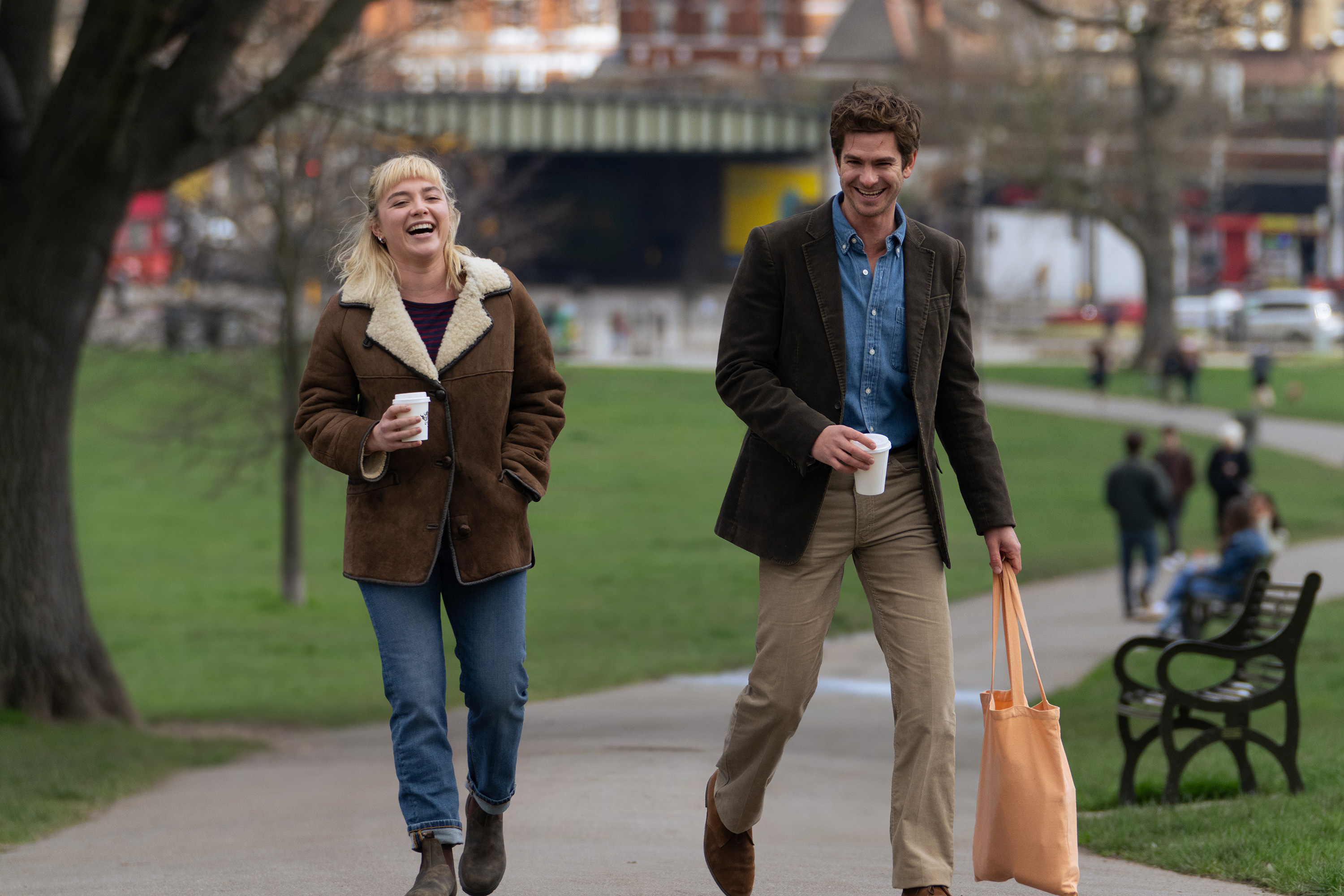 Todo Tempo Que Temos, romance protagonizado por Andrew Garfield e Florence Pugh, ganhou uma cena inédita nesta segunda-feira(16)