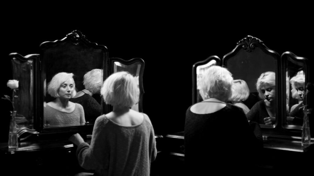 O mais recente longa-metragem de Ruy Guerra, AOS PEDAÇOS, chega aos cinemas brasileiros em 13 de fevereiro com distribuição da PANDORA FILMES.