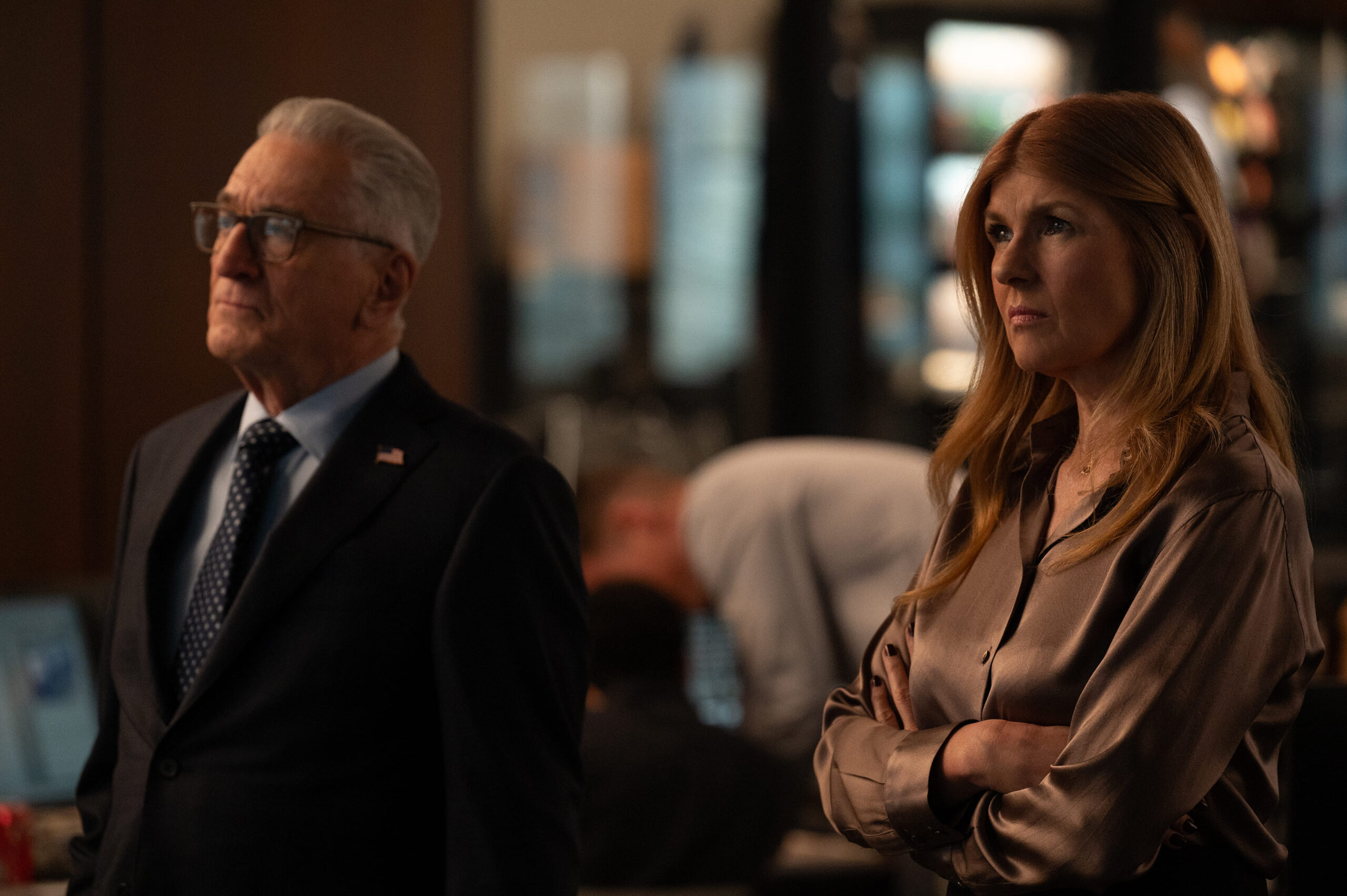 Da esquerda para direita: Robert De Niro e Connie Britton (Foto: Divulgação/Netflix Brasil)