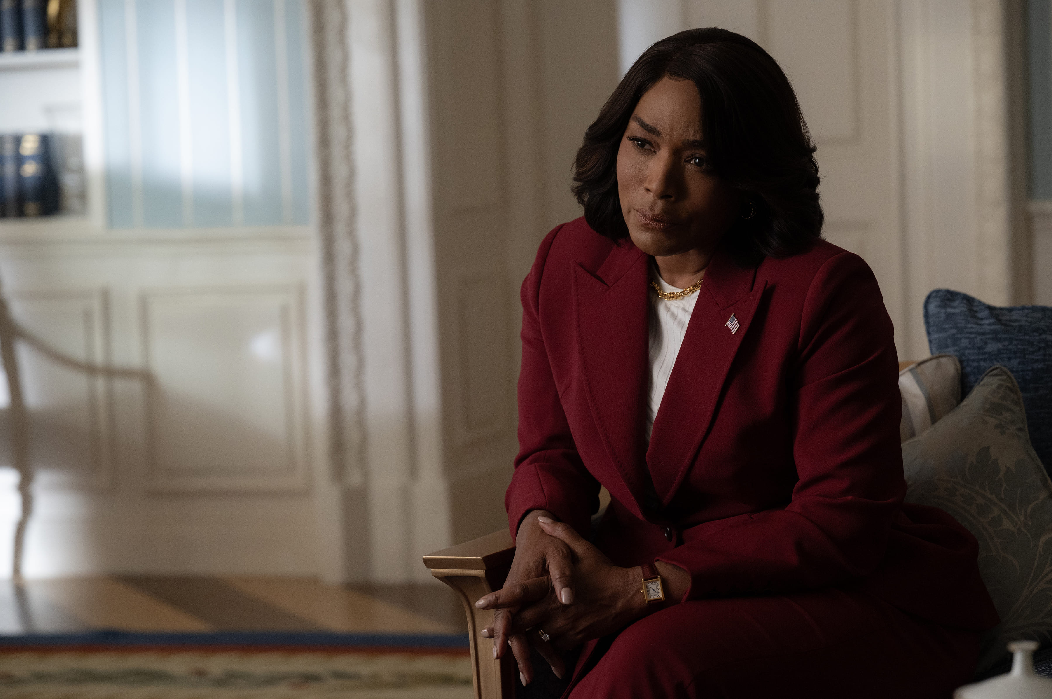 Angela Bassett, como presidente Mitchell (Foto: Divulgação/Netflix Brasil)