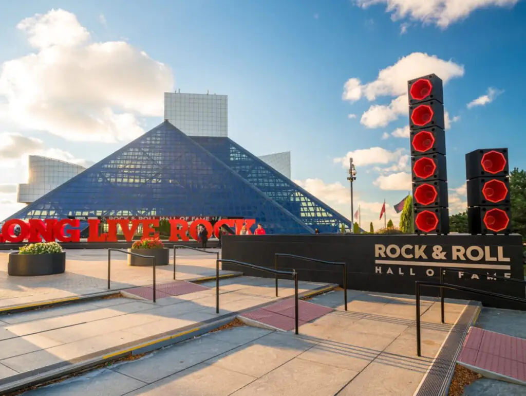 Fachada do museu Rock & Roll Hall of Fame nos Estados Unidos