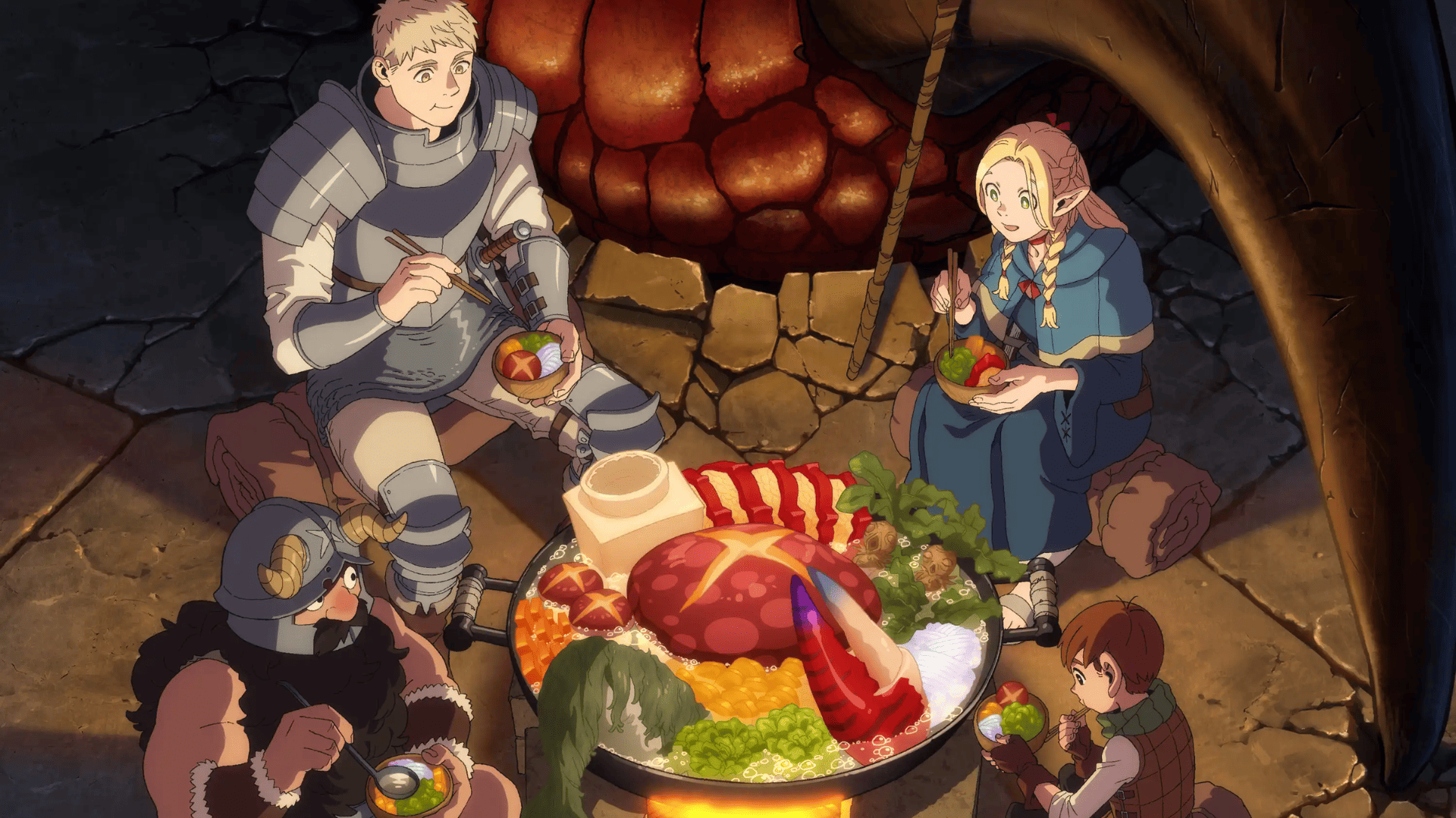 Em Delicious in Dungeon, um grupo de quatro aventureiros está reunido ao redor de uma grande panela fumegante, saboreando uma refeição. A cena, com uma perspectiva de cima para baixo, revela os detalhes da caverna rústica onde eles encontram-se. À esquerda, um homem de cabelos loiros curtos e vestindo uma armadura cinza com detalhes azuis come com satisfação de uma tigela. Ao seu lado, um anão usando um elmo metálico com chifres curvos bebe de uma tigela menor com uma colher. Do lado oposto da panela, uma elfa de longos cabelos loiros trançados, adornada com um vestido azul, também alimenta-se de uma tigela com um sorriso sereno. Mais abaixo, um jovem de cabelos castanhos curtos e vestindo roupas simples em tons de marrom e verde segura uma tigela similar, observando a comida com interesse. No centro da imagem, a panela contém uma variedade de ingredientes, incluindo o que parece ser a garra de um caranguejo enorme. A luz da fogueira abaixo da panela ilumina os rostos dos personagens e os detalhes da refeição, criando uma atmosfera acolhedora. O ambiente da caverna é detalhado com pedras irregulares e uma iluminação suave proveniente da fogueira, além de outros objetos como um espeto de madeira apoiado na parede rochosa. A cena evoca uma sensação de camaradagem e a exploração do desconhecido, sugerindo um contexto de aventura em um mundo de fantasia onde até mesmo a comida pode ser uma descoberta (Foto: Divulgação/delicious-in-dungeon)