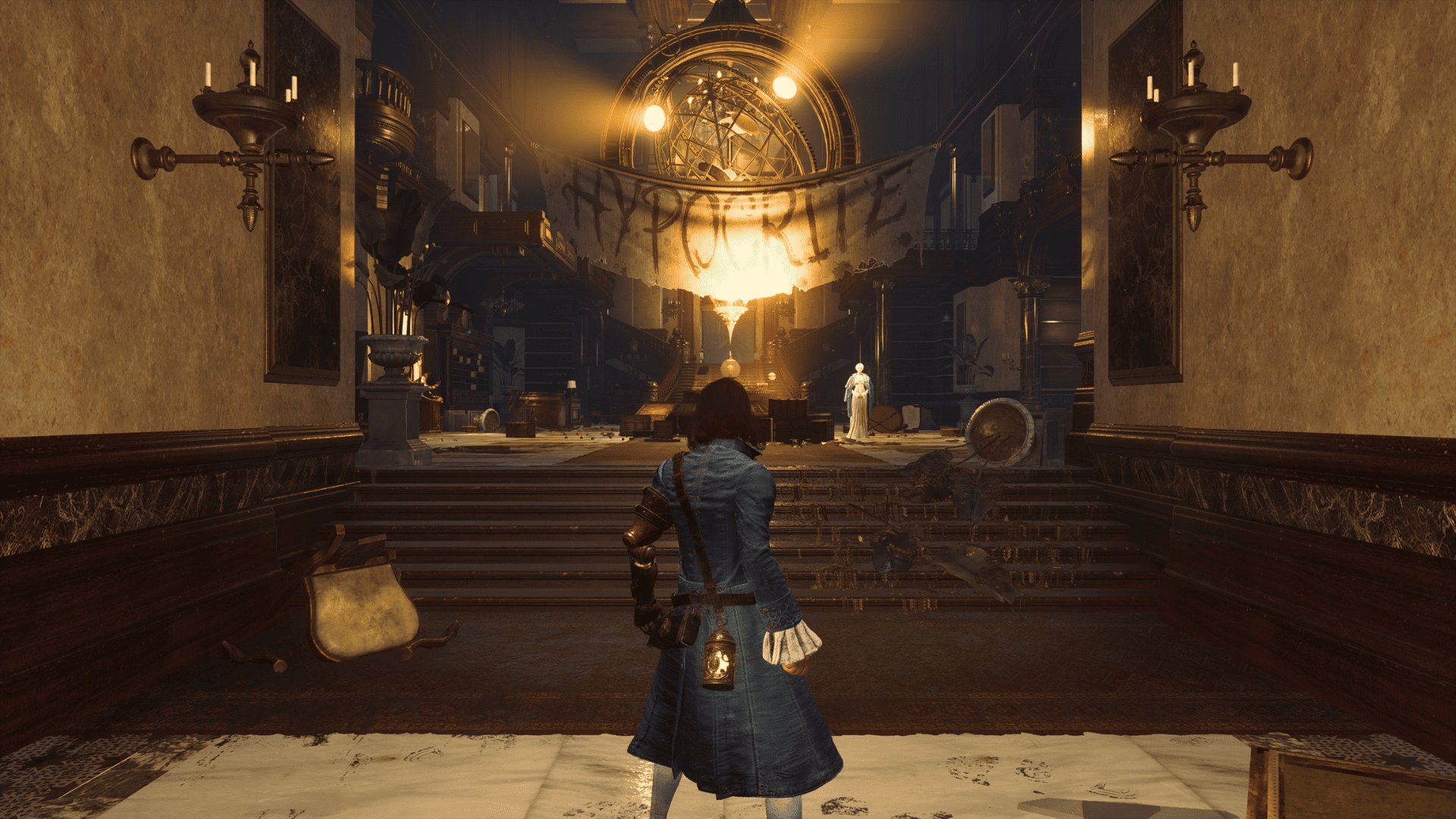 Uma cena do Soulslike Lies of P com atmosfera da Belle Époque. Pinocchio de costas, vestindo um sobretudo azul e com um braço mecânico, está no centro da imagem, olhando para um grande saguão luxuoso, porém em ruínas. Acima, pendurado entre colunas e escadas, um grande pano branco rasgado com a palavra "Hypocrite" (em português, "hipócrita") escrita em letras grandes e escuras. Ao fundo, há Sophia Monad. O cenário é ricamente decorado, com candelabros de parede, mármore e tapeçarias, mas também mostra sinais de destruição e decadência, com móveis quebrados e objetos espalhados (Foto: Captura de tela)