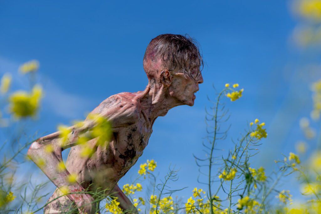 Em Extermínio: A Evolução, Danny Boyle retorna com infectados mais perigosos e uma nova trama de sobrevivência 28 anos após o apocalipse. Estreia: 19/06.