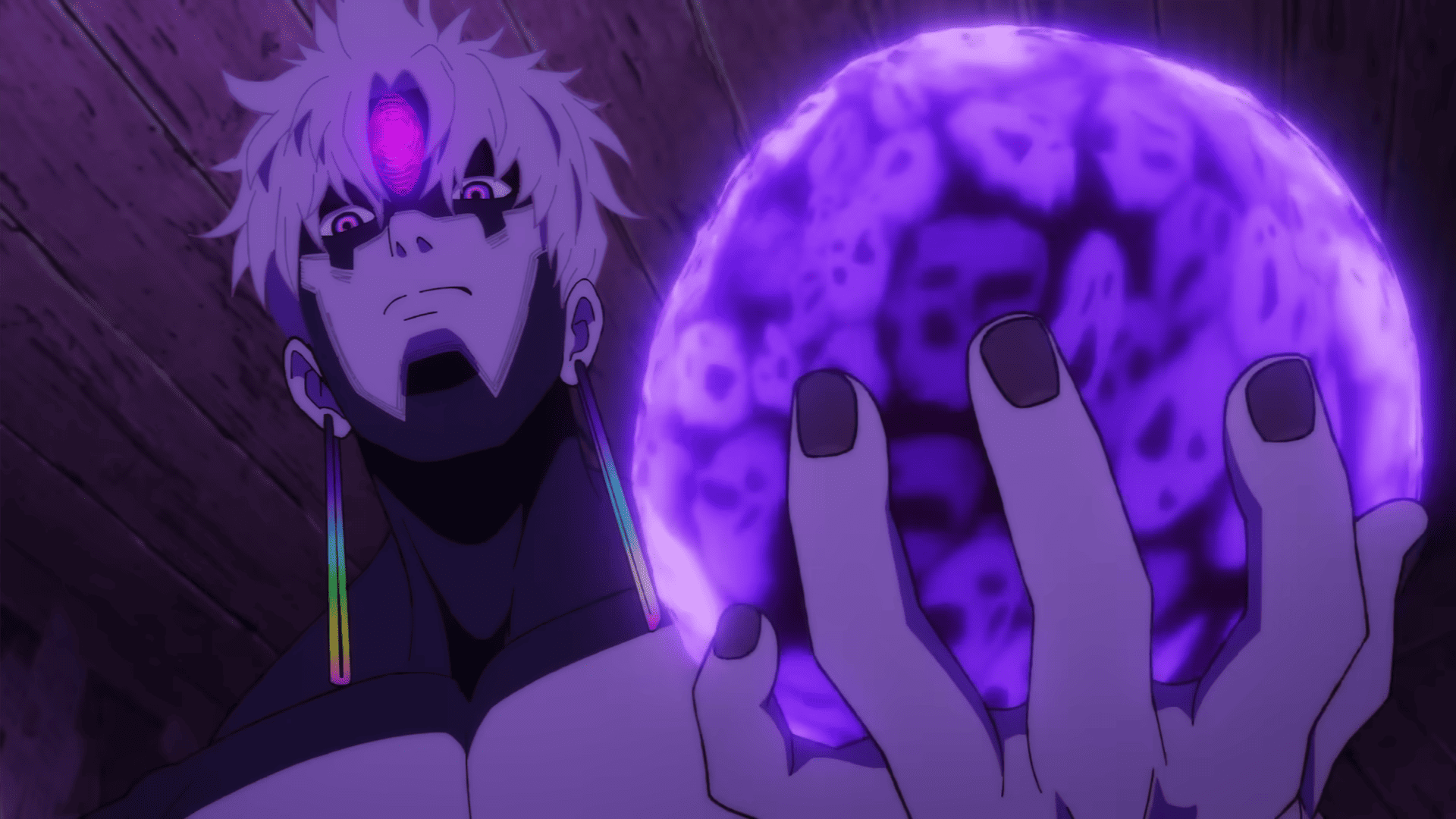 Dandadan, dos principais animes que retornam em julho. Na imagem, um personagem de anime com cabelos brancos e expressão séria segura um orbe roxo brilhante que emite uma aura sinistra. O orbe contém rostos distorcidos que lembram espíritos ou caveiras. O personagem tem uma marca luminosa na testa, maquiagem escura ao redor dos olhos e usa um longo brinco multicolorido. A cena é dominada por tons de roxo, transmitindo uma atmosfera mística e sombria.