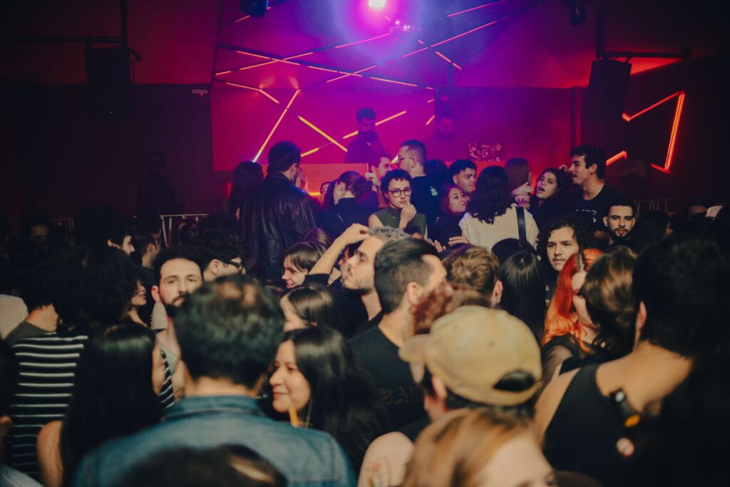 Olhar de Cinema promove circuito de festas em diferentes bares e casas de Curitiba durante todas as noites de festival