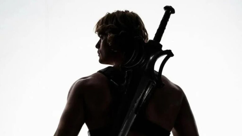 Nicholas Galitzine surge como He-Man em imagem oficial do filme