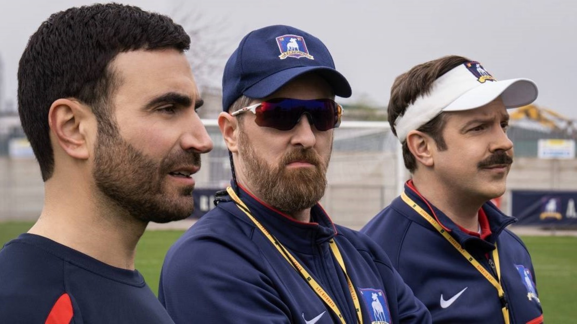 Ted Lasso vai voltar para a quarta temporada! Após meses de silêncio e especulações sobre o fim da série, os criadores surpreenderam os fãs com uma confirmação oficial — e as novidades prometem abalar o emocional do público.