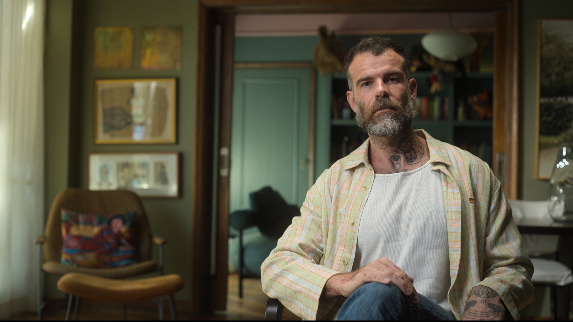 Prime Video divulga cartaz oficial e mais detalhes da série documental “A Mulher da Casa Abandonada” 