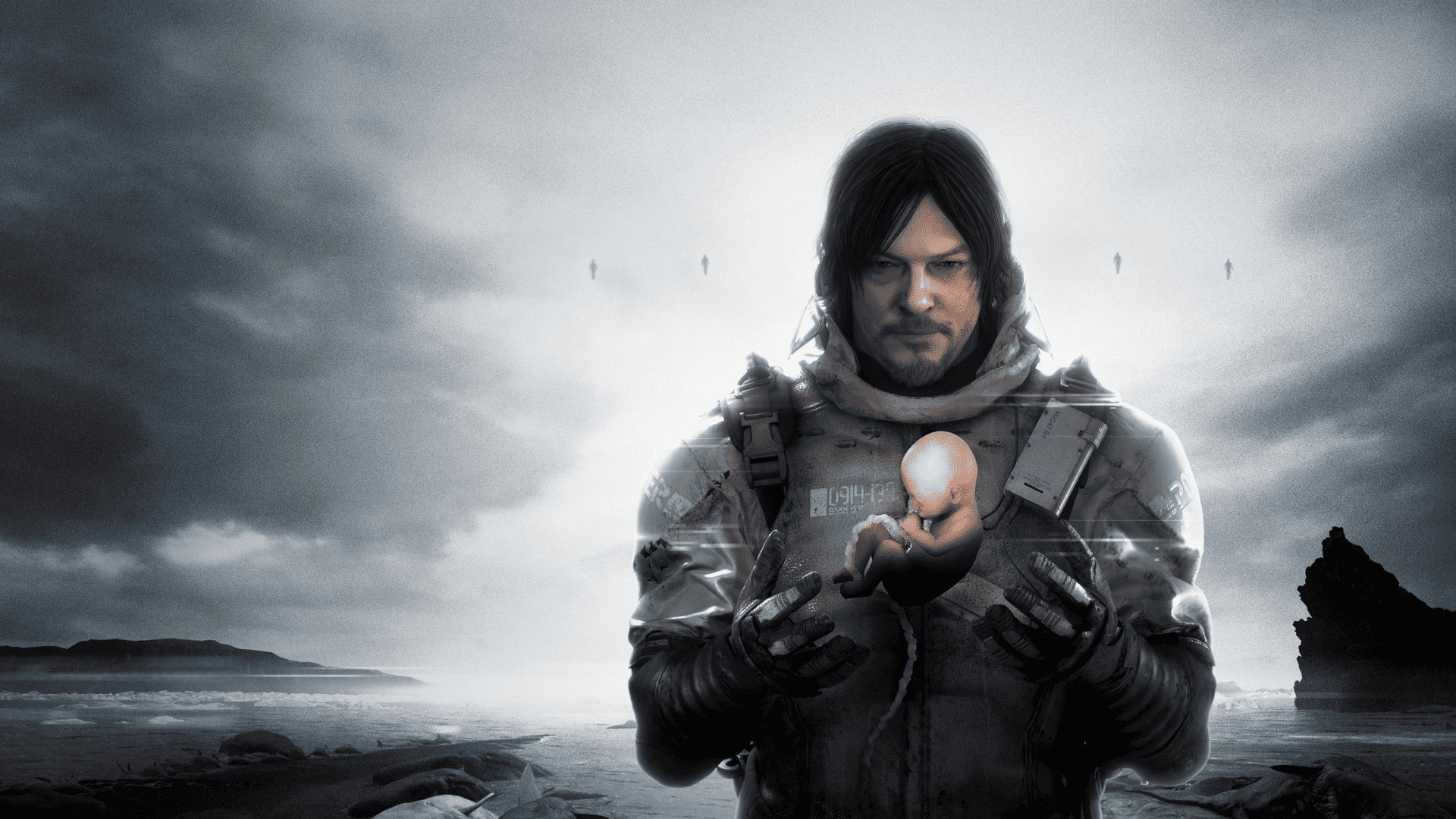 Uma imagem monocromática de Sam Bridges, interpretado por Norman Reedus, em Death Stranding, segurando um bebê em uma incubadora de jarra. Sam está olhando diretamente para a frente com uma expressão séria. Ele veste um traje de entregador e luvas grossas. O fundo é uma paisagem sombria e desolada, sob um céu nublado e dramático. Várias figuras humanoides flutuantes são visíveis à distância no céu.