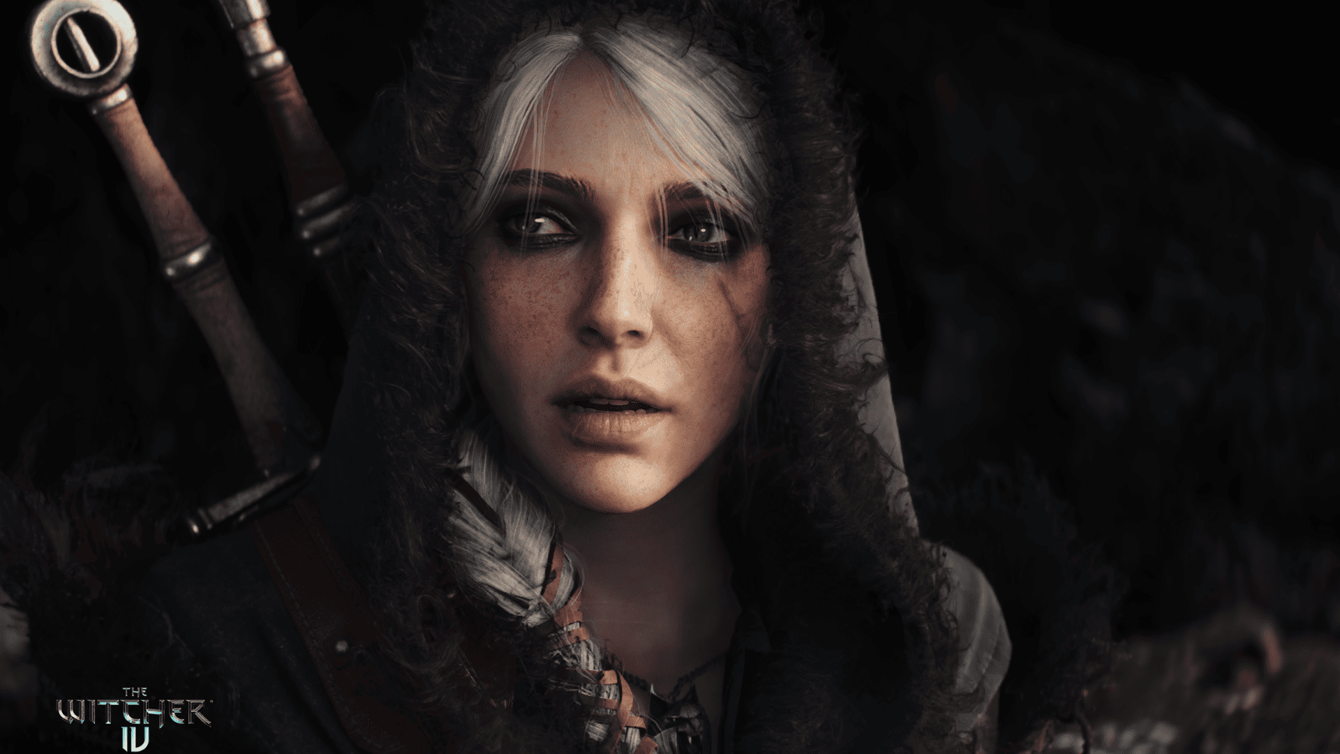 Uma imagem escura e de perto de Ciri, em The Witcher 4, com metade de seu rosto à esquerda levemente iluminada e a metade direita envolta em sombras. Seu cabelo é cinza e ela tem sardas visíveis. Seus olhos estão fortemente delineados com kohl escuro.