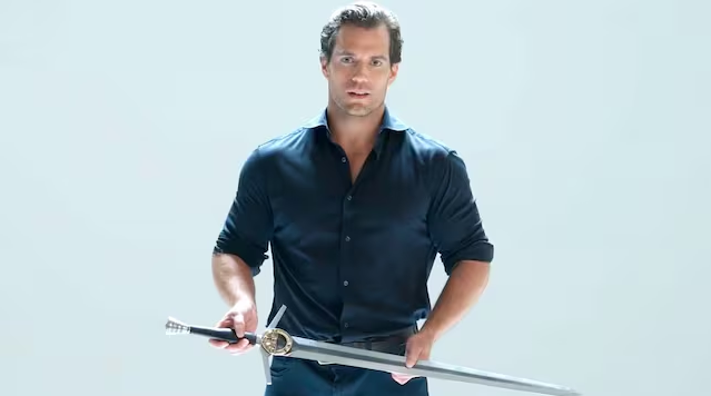 Henry Cavill segurando uma espada.