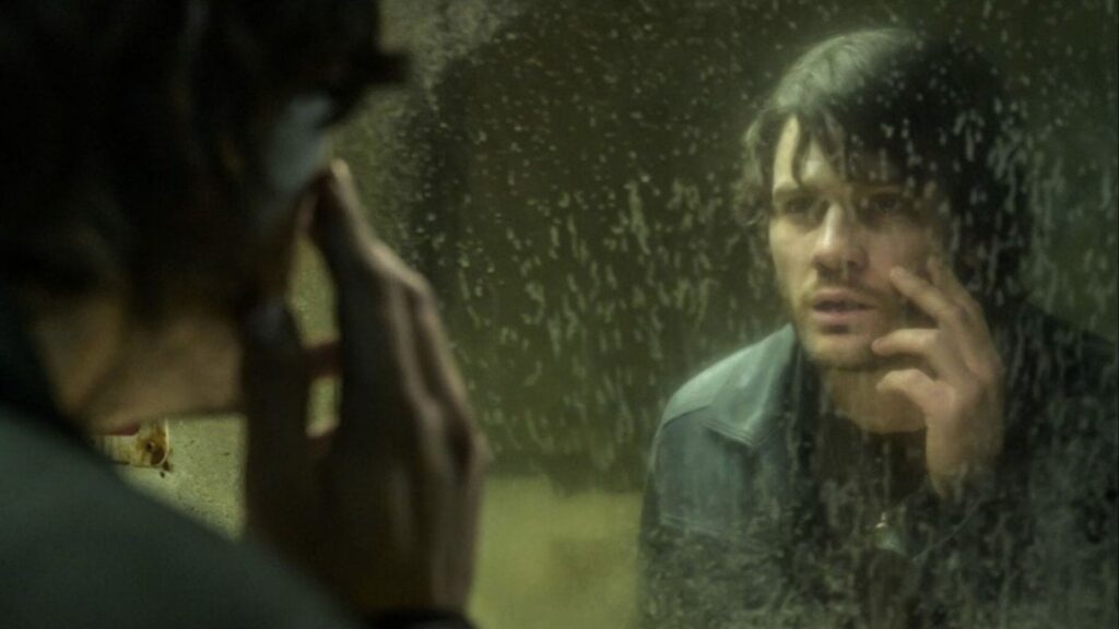 James se olhando no espelho em Return to Silent Hill