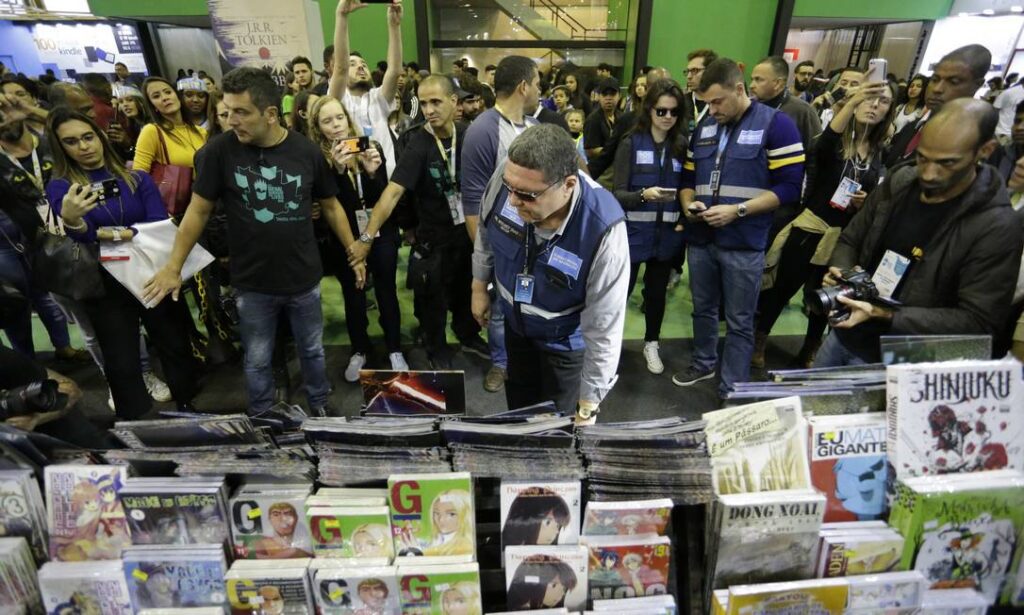Funcionários da prefeitura fazem vistoria na Bienal do Livro em busca