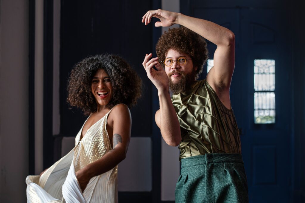 CAIXA Cultural Curitiba recebe o espetáculo “Deu Match” com Josyara e Martins