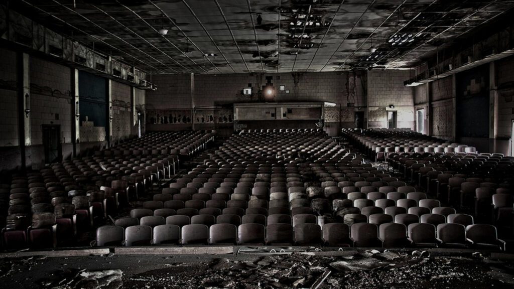 CAIXA Cultural Curitiba recebe a exposição Labirinto: Uma abordagem poética sobre a finitude da vida