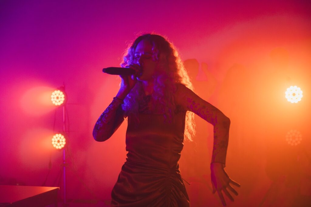 Língua Solta: Bruna Pena lança show digital e celebra com festa sensorial em Curitiba