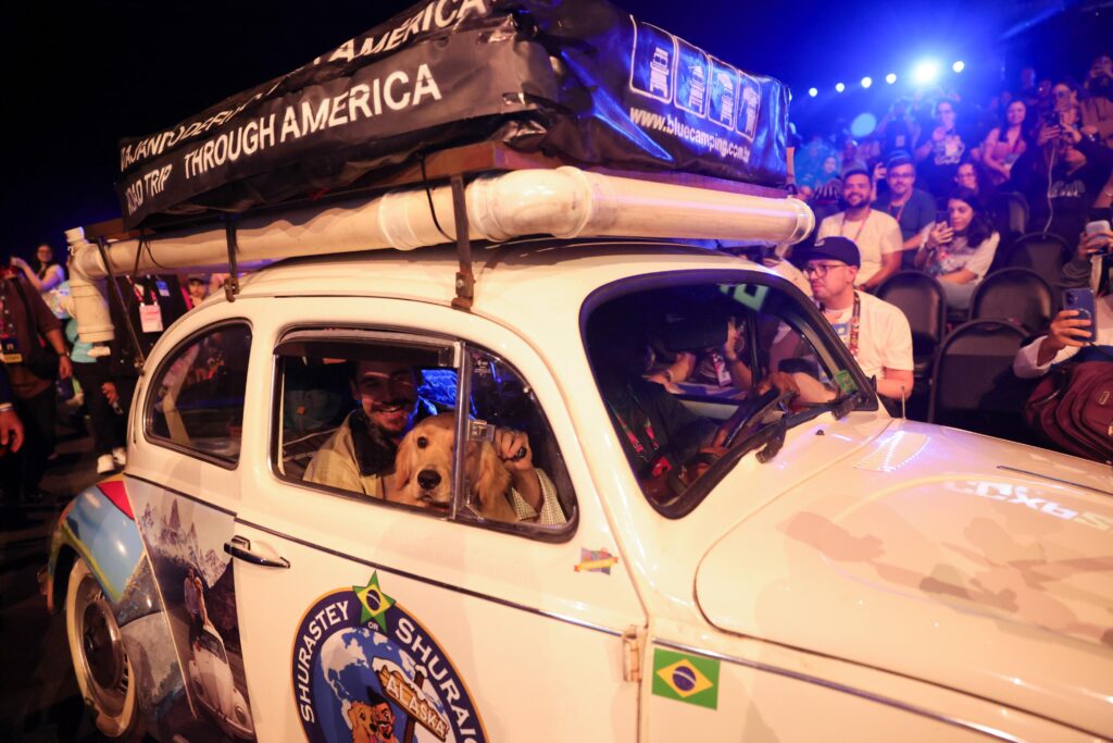 ‘Minha Vida com Shurastey’ surpreende o público e chega de fusca na CCXP25