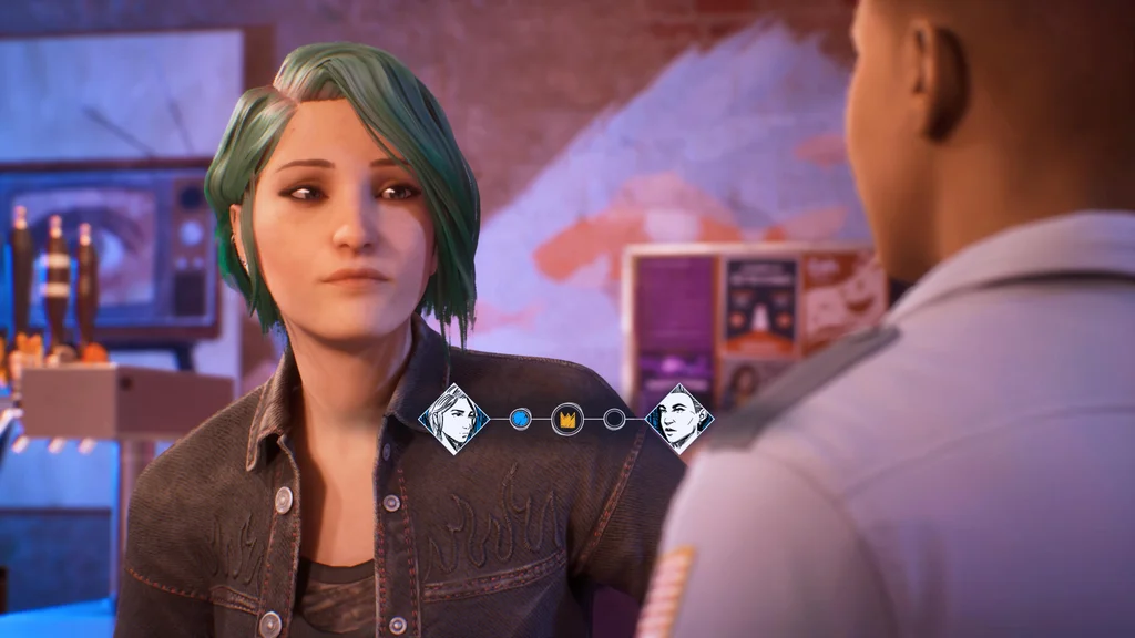 Captura de tela do jogo Life is Strange: Reunion. Chloe Price, uma mulher com cabelo curto tingido de azul esverdeado e jaqueta jeans com detalhes de chamas, olha com uma expressão cética para um policial (visto apenas de costas). No centro da tela, há a interface do sistema "Backtalk", mostrando uma barra de progresso com ícones circulares que indicam o sucesso ou falha da protagonista em um desafio de diálogo. O ambiente ao fundo é um bar levemente desfocado.