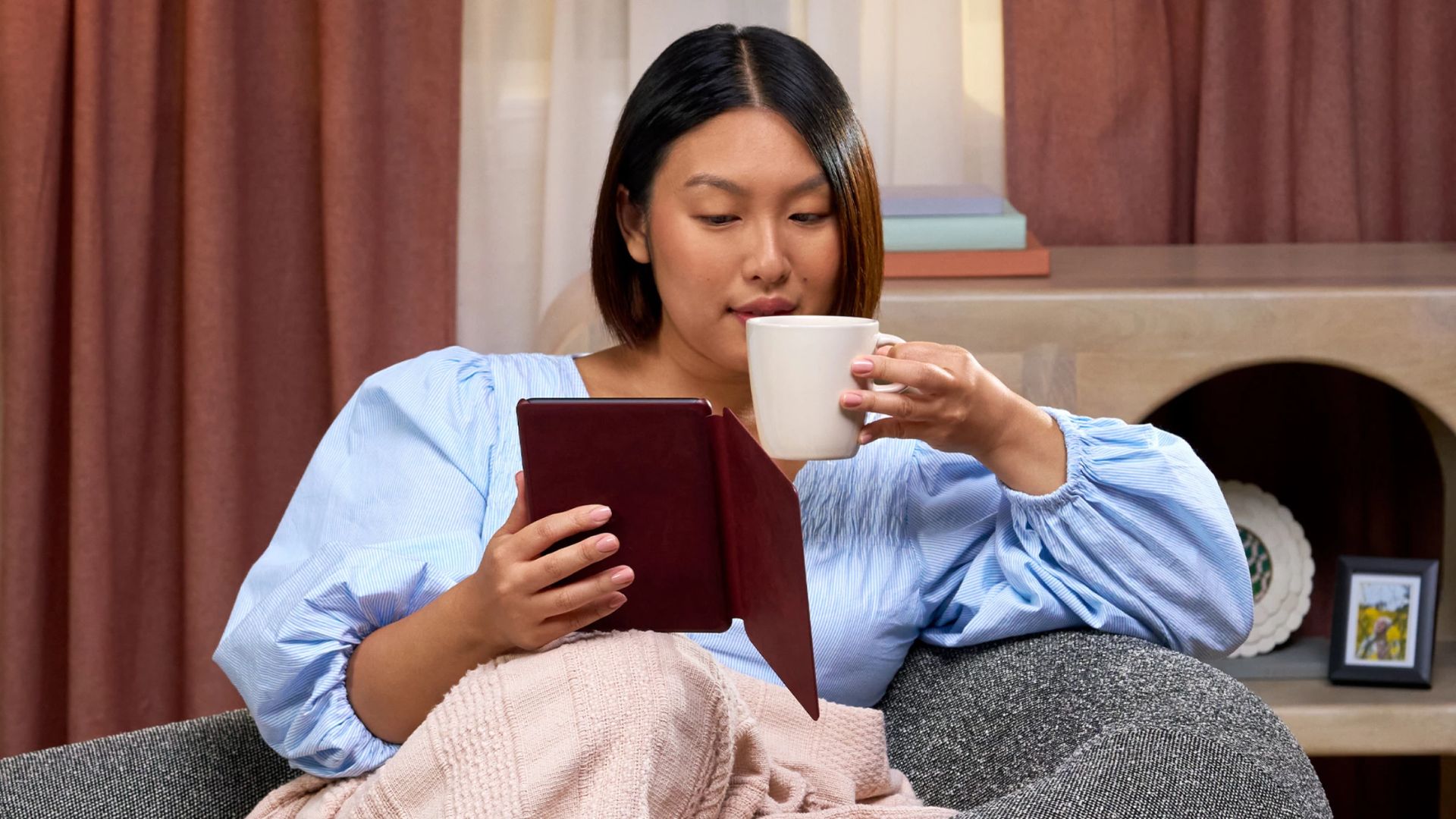 Brasileiros leram bilhões de páginas no Kindle em 2025 e romance foi o gênero favorito