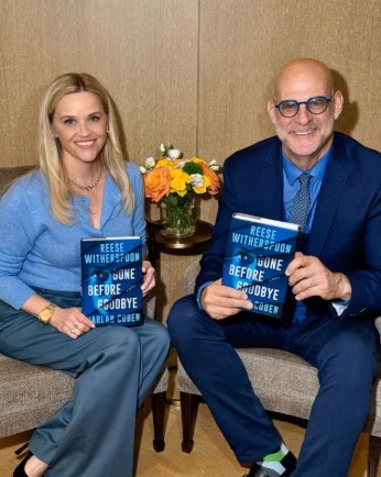 Harlan Coben e Reese Witherspoon com seu livro Sem Chance de Adeus