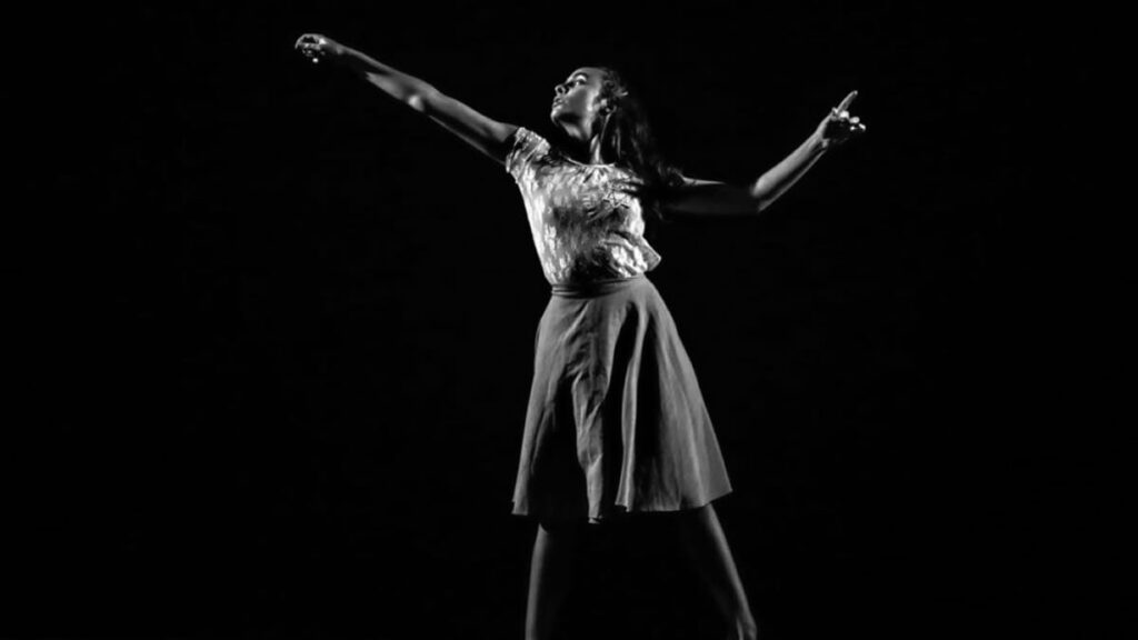 Após sessões esgotadas, espetáculo sobre Anne Frank anuncia apresentação única em Curitiba