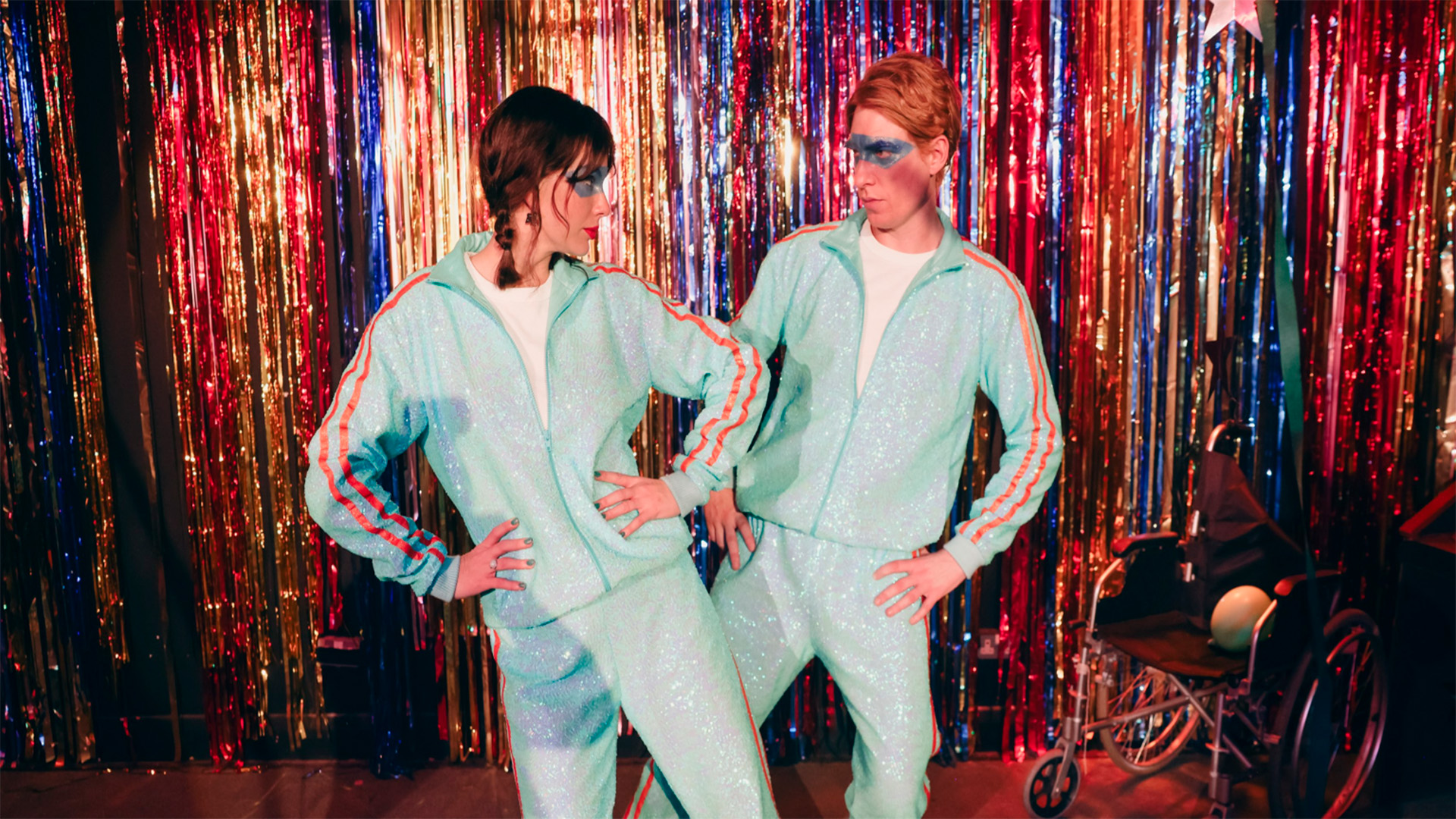 Após lançamento estratégico, clipe de Opalite, de Taylor Swift, é disponibilizado no YouTube. Assista