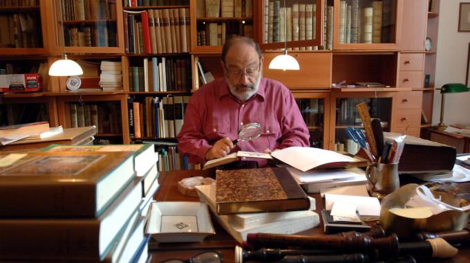 Umberto Eco em sua biblioteca.