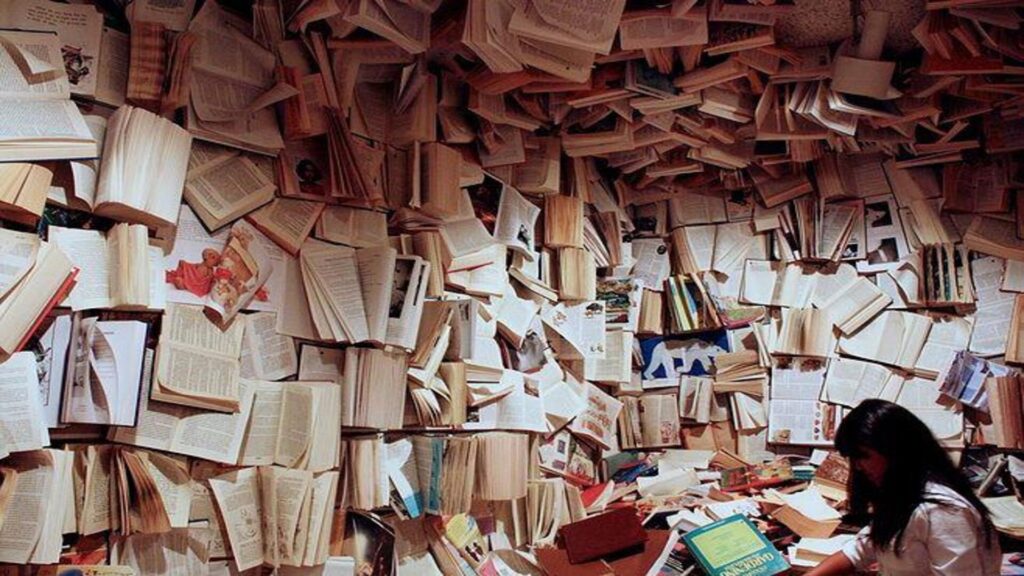 Luminária: Quando a bibliofilia torna-se consumo excessivo?