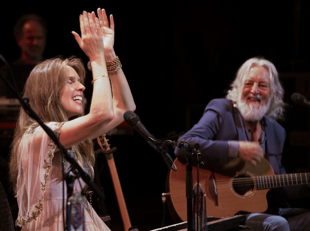 Deva Premal & Miten: ícones da música New Age anunciam apresentação em Curitiba