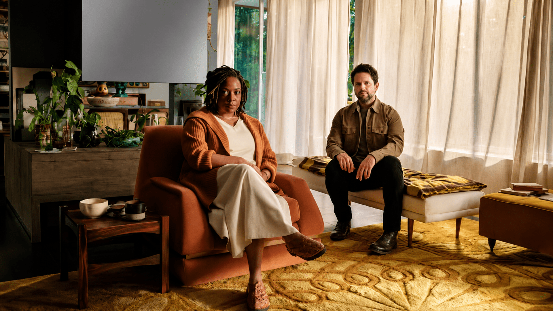 Selton Mello e Grace Passô em imagem oficial da 6ª temporada de Sessão de Terapia divulgada pelo Globoplay.
