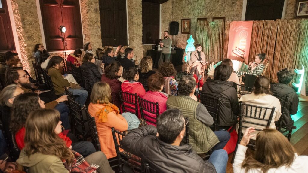 Roda de conversa com amantes de literatura em edição da Flimo