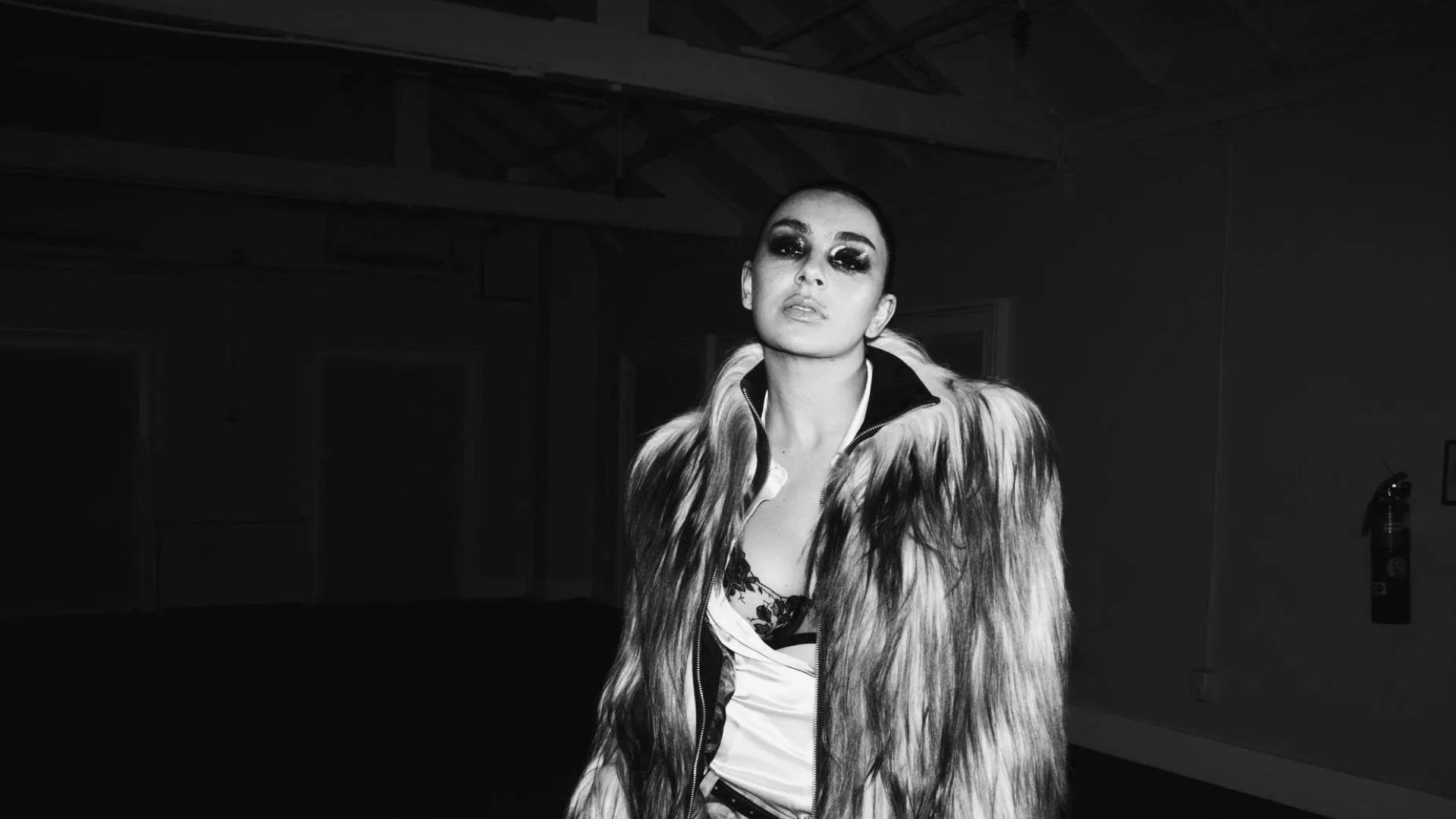 Charli XCX entra na era rock com o single "Rock Music"