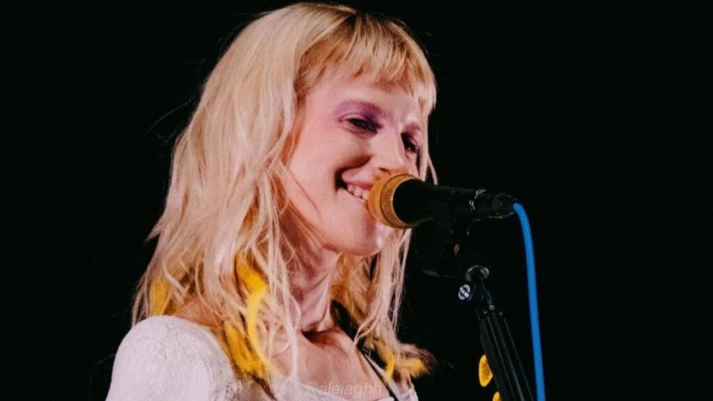 Hayley Williams se apresentando. (Reprodução/Instagram/@paromorebrasil)