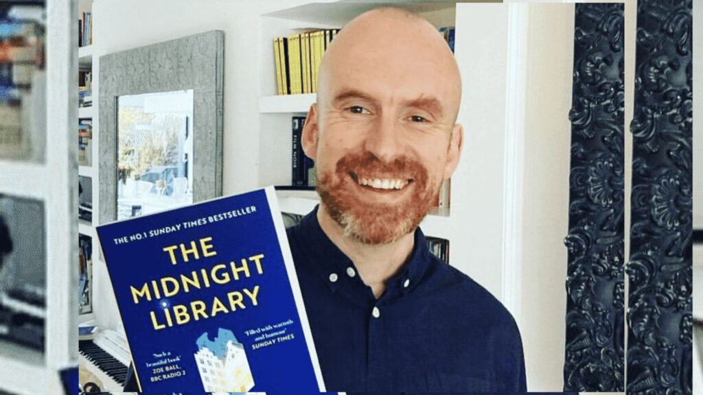 Matt Haig com seu livro A Biblioteca da Meia-Noite