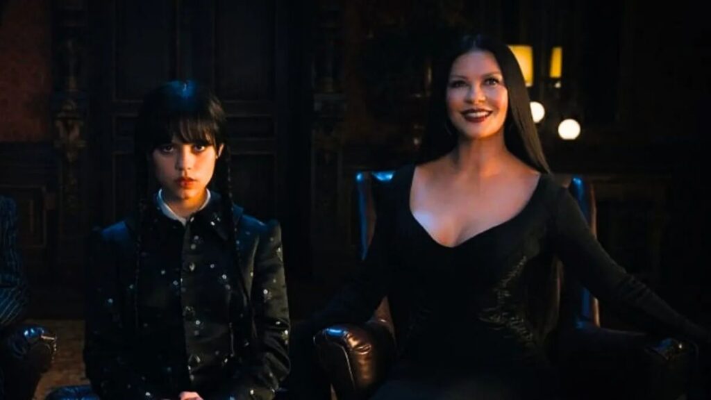 Mortícia e sua filha Wandinha, personagens de A Família Addams. Mortícia pode ser considerada uma mãe fora do padrão de maternidade.