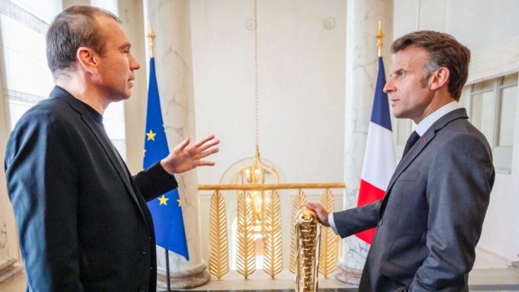 Presidente Emmanuel Macron (à direita) e Ralf Reichert, CEO da Esports Foundation (à esquerda), empresa que promove o Esports World Cup
