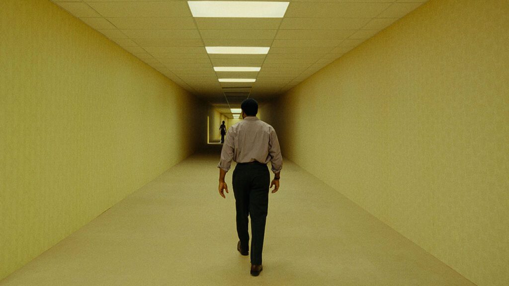 Backrooms: Afinal, o que são os monstros escondidos nos corredores infinitos?