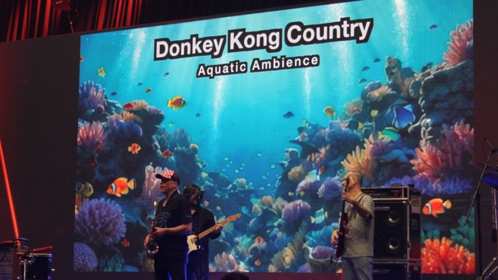 David Wise se apresentando no palco da gamescom latam