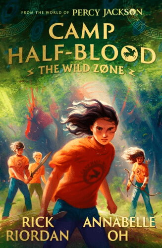 Capa do livro The Wild Zone. Uma jovem a frente com o uniforme do acampamento, com mais três amigos ao lado. No fundo, um dragão esconde-se na floresta. 