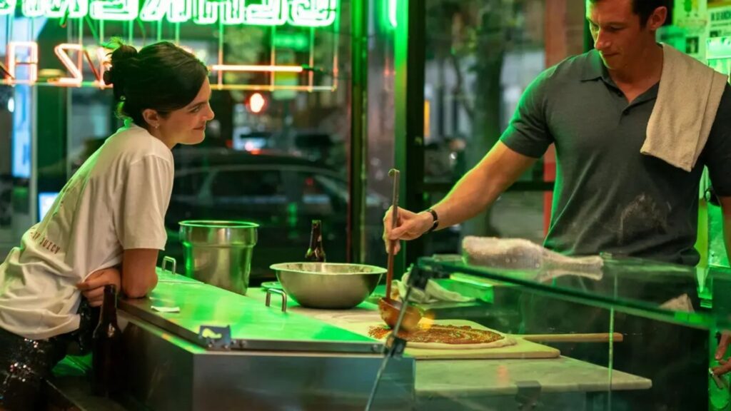 Monica Barbaro e Callum Turner em imagem da comédia romântica Só Por Uma Noite