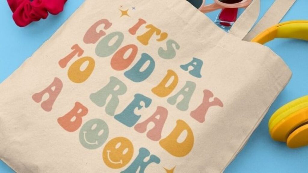 Entenda a moda das bolsas com estampas literárias