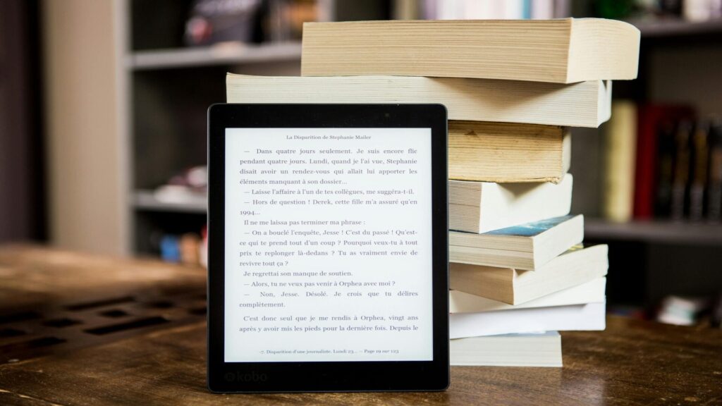 Luminária: Livro físico ou digital, qual o melhor?