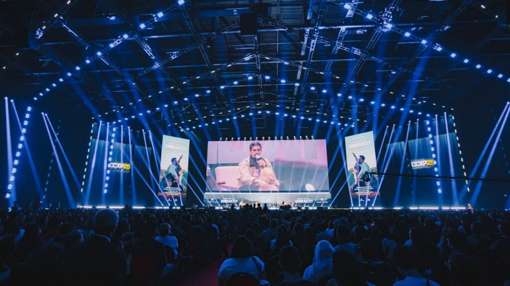 CCXP26 abre vendas gerais e confirma Elijah Wood na programação